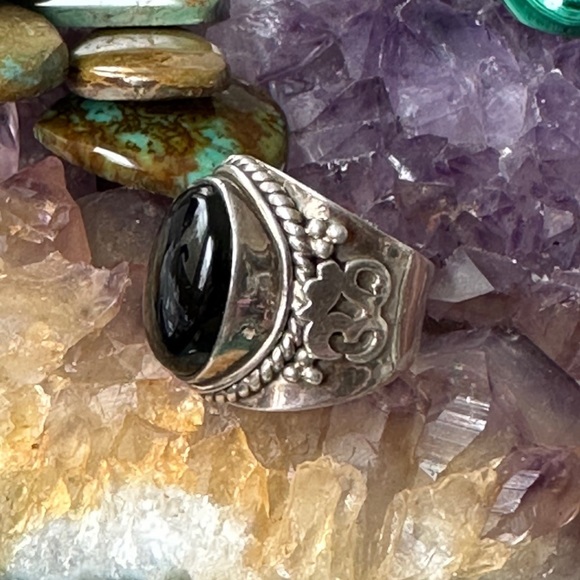 Black onyx bold sterling silver ring - Picture 9 of 11